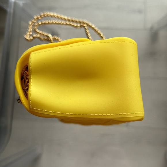 Quilted Bright YELLOW Jelly Purse with adjustable Gold Chain Strap
BRAND NEW! - Picture 5 of 12